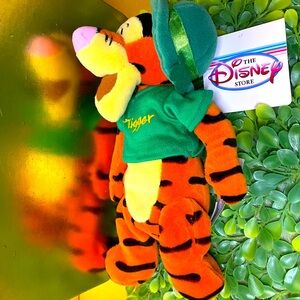 DISNEY STORE VTG 90’s NWT WINNIE THE POOH TIGGER ST PATRICKS DAY BEAN BAG PLUSH
